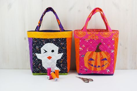 Halloween Sewing Ideas, Trick Or Treat Bags Diy, Bags Diy Sewing, Bat Quilt Block, Quilt Book Cover, Halloween Totes, Halloween Sewing Patterns, Halloween Sewing, Bag Sewing Pattern