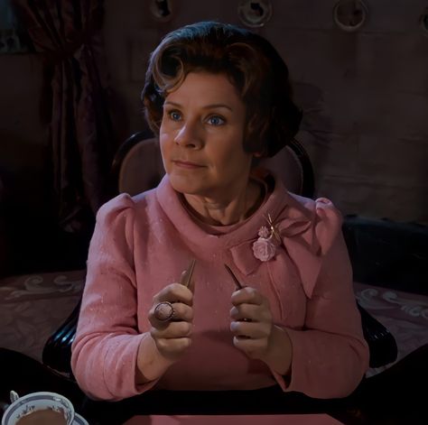 Dolores Umbridge Aesthetic, Umbridge Harry Potter, Hp Oc, Harry Potter Scrapbook, Dolores Umbridge, Imelda Staunton, Halloween 2024, Fav Characters, Moda Vintage