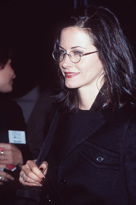 90s Glasses Frames, Oval Glasses Aesthetic, Glasses Outfits, Monica Friends, 90s Glasses, Glasses Outfit, Oval Glasses Frames, Glasses Inspiration, Courtney Cox