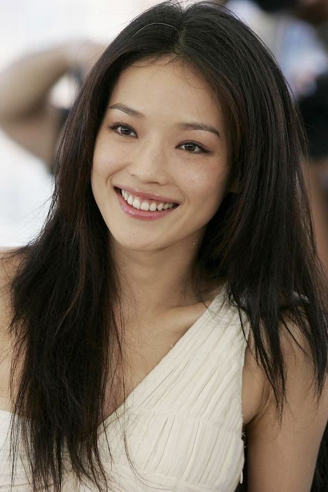 Actresses With Black Hair, Aries Women, Shu Qi, Mysterious Girl, Fashion Images, Stage Name, Glamour Fashion, Chinese Actress, Beauty Women