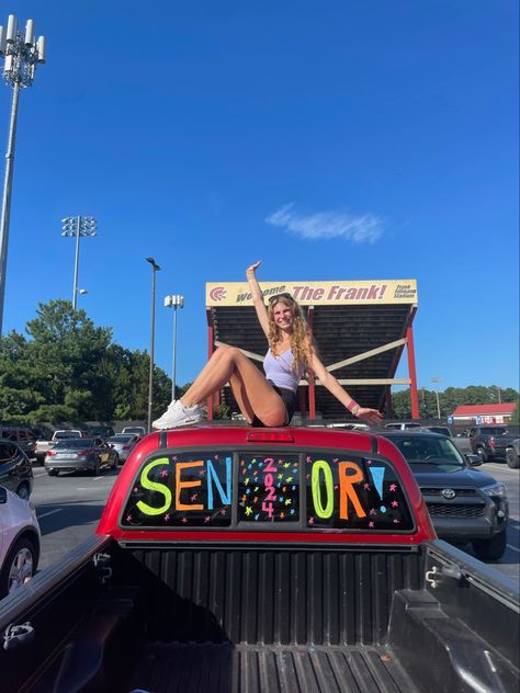 senior car inspo Senior Truck Decorations, Senior Parade Car Decoration, Senior Cars, Senior Parade, Senior Car Decorating Ideas, Car Window Paint, Car Decorating Ideas, Photoshoot Car, Car Decorating