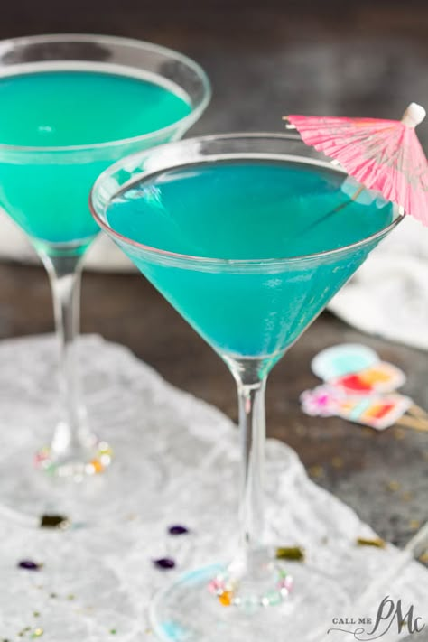 Memphis Blues Martini from The Peabody Hotel Memphis TN. This is a restaurant remake of a popular cocktail is pretty and delicious! cocktail recipe Memphis Recipes, Peabody Hotel Memphis, Summer Martinis, Cocktails Made With Gin, Peabody Hotel, Martini Party, Blue Drink, Blue Martini, Martinis Drinks