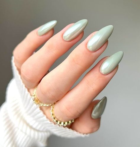 Pale green chrome nails. Ombre Chrome Nails, Green Nail, Nagel Inspo, Cat Kuku, Oval Nails, Manicure Y Pedicure, Elegant Nails, Classy Nails, Minimalist Nails