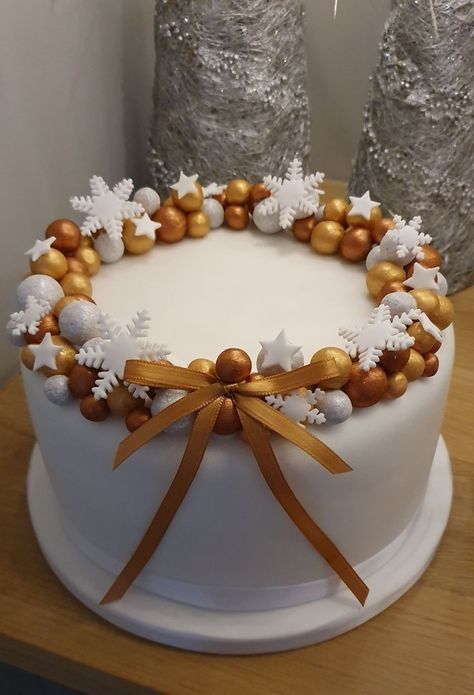 2022 Christmas Cake Ideas Christmas Cake Ideas Easy, Easy Christmas Cake Decorating Ideas, Xmas Cake Decorating, New Year Cake Designs, New Year Cake Decoration, Christmas Cake Decorating Ideas, Easy Christmas Cake, Christmas Cake Ideas, Christmas Cake Decorating