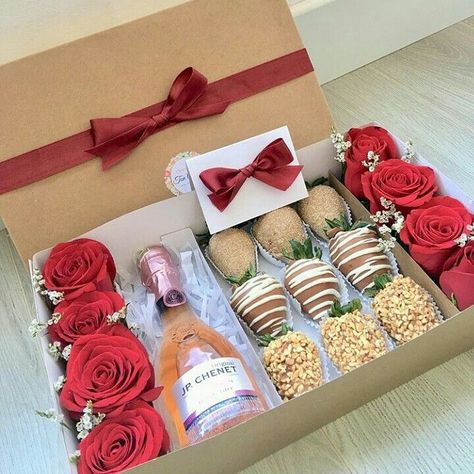 Chocolate Strawberry Gift Box Ideas, Wine Valentine Gift Ideas, Dessert Gift Box Ideas Diy, Wine Boxes Gift Ideas, Wine And Strawberry Gift Boxes, Chocolate Boxes Ideas, Valentine’s Day Gift Box Ideas, Valentines Gift Box Ideas For Her, Box With Sweets Gift Ideas