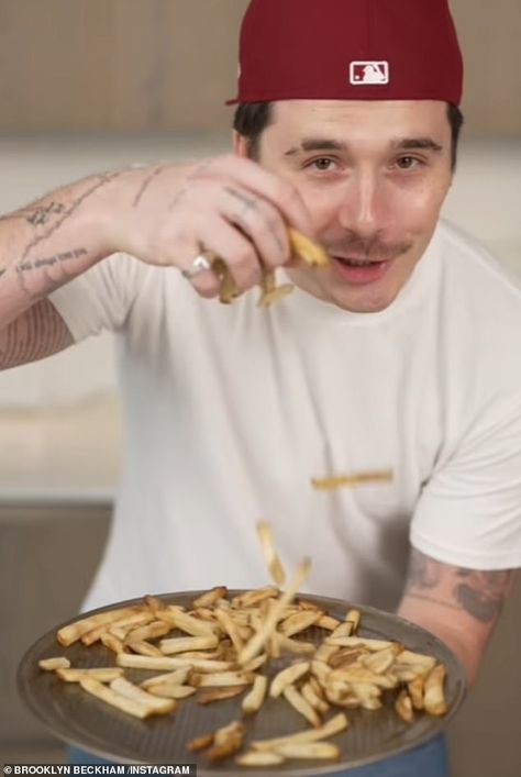 Pie And Mash, Son Of David, Brooklyn Beckham, David And Victoria Beckham, Photography Career, How To Make Sandwich, Professional Chef, Healthy Comfort Food, English Food