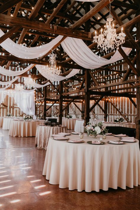 Wedding Ideas Inside Receptions, Wedding Venue Lighting Indoor, Country Style Wedding Venues, Classy Farmhouse Wedding, Rustic Sheek Wedding Decor, Wedding In A Shop, Wedding Farmhouse Decor, Country Modern Wedding Ideas, Wedding Aesthetic Rustic