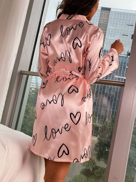 Look 2023, Night Wears, Ultra Casual, Hair Bracelet, Rosa Coral, Heart Letter, Pajama Outfits, Silk Kimono Robe, Womens Fall Dress