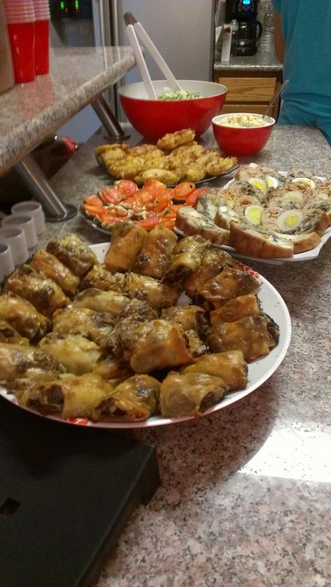 Russian food-You have to admit this looks fantastic!!Yum! Russian Street Food, Russia Recipes, Russian Foods, Russian Easter, Russian Heritage, Food Authentic, Russian Dishes, Russian Christmas, Bon Apetit