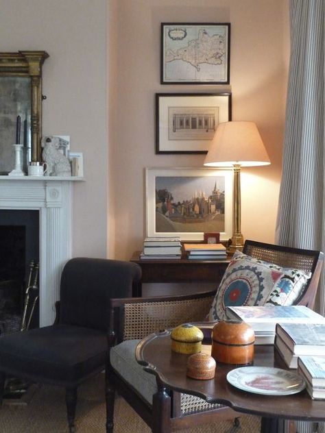 A wonderful sitting room with walls painted in Farrow & Ball's Setting Plaster! The sitting room is an altogether more restful thing, in its new coat of powdery chalky pink. Patrick mixed that for me too, a shade right in-between his 1950s pink and Farrow & Ball's Setting Plaster (which is a beautiful colour but… Ben Pentreath Interiors, Setting Plaster, Salon Interior Design Ideas, Ben Pentreath, Colorful Kitchen Decor, Pink Living Room, Farrow And Ball, Salon Interior Design, Up House