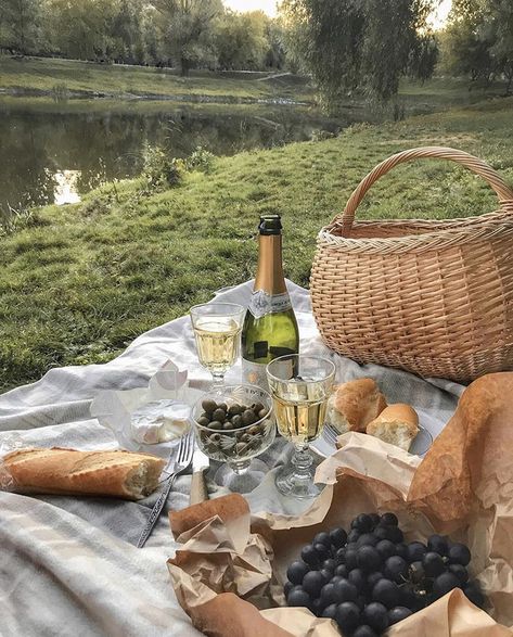 Picnic Inspiration, Picnic Essentials, Something In The Way, Picnic Date, Perfect Picnic, Think Food, Picnic Time, Bank Holiday Weekend, A Picnic