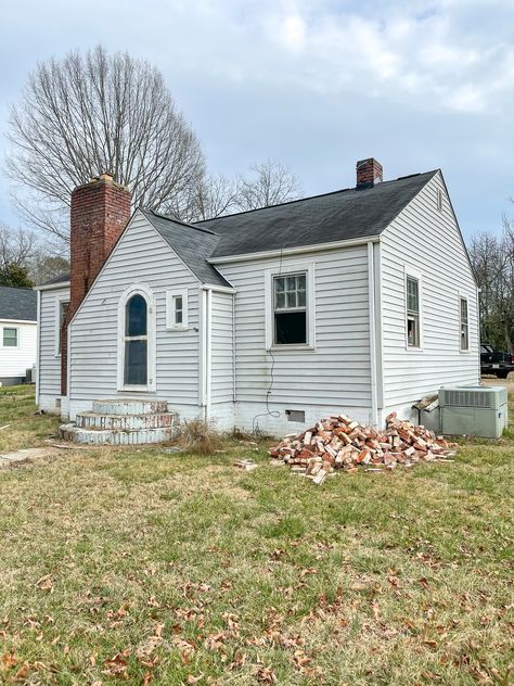 Follow along as I demo and reno this cute 1940's Cottage! Did I get in over my head this time??🤪 #thorncoveabode #newoldhome #historicallyinspired #cottagehome #betterhomesandgardens #vintagehome #southcarolinahomes #perfecthouse #DIY #prettypinteresthomes #springdecor #southernliving 1940s Cottage, South Carolina Homes, Facebook Marketplace, Cottage Living, Home Reno, Southern Living, Cottage Homes, Little Houses, Better Homes And Gardens