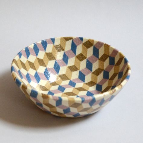 Lozenge Pattern Bowl Bold Pattern Design, Drawing Decoration, Clay Cafe, Interior Objects, Tumbling Blocks, Pattern Bowl, Geometric Drawing, Pattern Inspiration, Iron Decoration