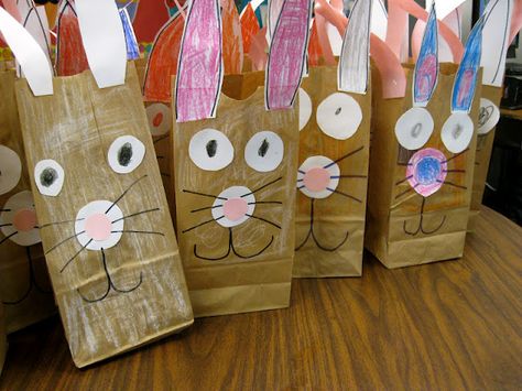 Easter egg hunt bags for in the classroom ~ So Cute! Easter Kindergarten, Easter School, April Easter, Easter Preschool, Easter Bags, Spring Preschool, Easter Projects, Kindergarten Crafts, Classroom Crafts