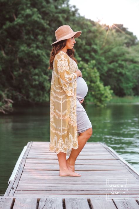 Summer Maternity Photo Shoot Ideas, Maternity Lake Photography, Lake Maternity Pictures, Summer Maternity Pictures, Outdoor Pregnancy Photoshoot, Country Maternity Photos, Cottage Photos, Country Maternity, Summer Maternity Photos