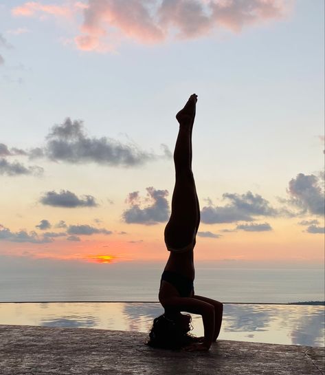 Aesthetic Meditation Pictures, Yoga Tripod Headstand, Meditation On The Beach, Head Stand Aesthetic, Yoga Headstand Aesthetic, Yoga Asthetic Picture, Meditation Photoshoot, Yogi Aesthetic, Yoga On Beach