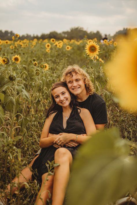 Couples Photo Shoot In Sunflower, Sunflower Engagement Photos, Sunflower Field Couples Photoshoot, Couple Sunflower Field Pictures, Sunflower Couple Photoshoot, Sunflower Engagement Pictures, Sunflower Couple, Sunflower Pics, Sunflower Shoot