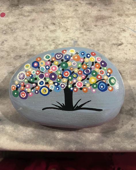 Dot Painting Designs Patterns, Rock Art Designs, Dot Art Painting Easy, Rock Painting Ideas Dots, Dot Painted Rocks, Dot Art Painting Patterns Easy, Dot Painting On Rocks, Mandala Painted Rocks, Diy Rock Art