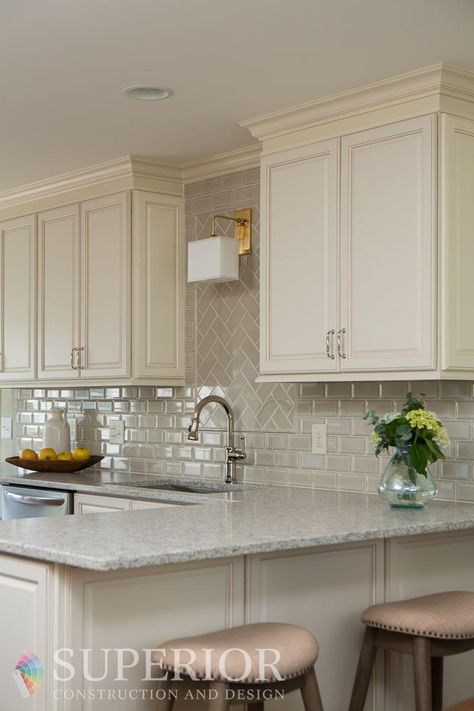 Backsplash Kitchen White Cabinets, Kitchen Backsplash Designs, Kitchen Marble, Interior Modern, Vintage Kitchen Decor, Kitchen Redo, Updated Kitchen, Kitchen Remodel Idea, Kitchen Tiles