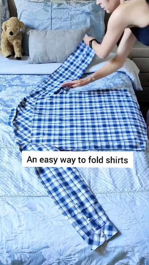 Fold Shirts, Packing Hacks Clothes, Shirt Folding, How To Fold Towels, Packing Clothes, Diy Clothes Videos, Clothes Organization Diy, Organisation Hacks, Diy Clothes Life Hacks