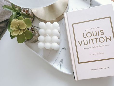 Libro Aesthetic, Beige Books, Louis Vuitton Book, Book Aesthetic, Vision Board, Place Card Holders, Tray, Louis Vuitton, Interior Design