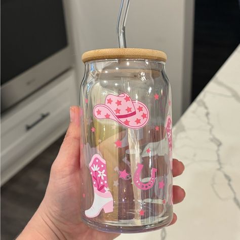 Pink Cowboy Hat And Boots Glass Cup With Lid New Pet And Smoke Free Home Mason Jar Cups Vinyl, Cow Glass Cup, Preppy Cups, Glass Cup Design, Aesthetic Cups, Pink Stanley, Smoothie Cups, Cricut Cups, Glass Tumbler Design