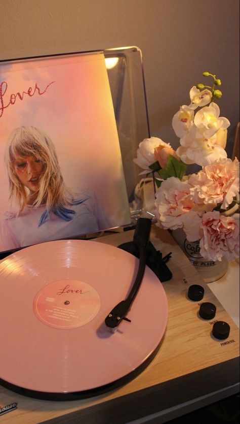 Lover Taylor Swift, Taylor Swift Fotos, Lover Taylor, Vinyl Aesthetic, Pink Vinyl, Estilo Taylor Swift, Images Esthétiques, Taylor Swift Album, Taylor Swift Wallpaper