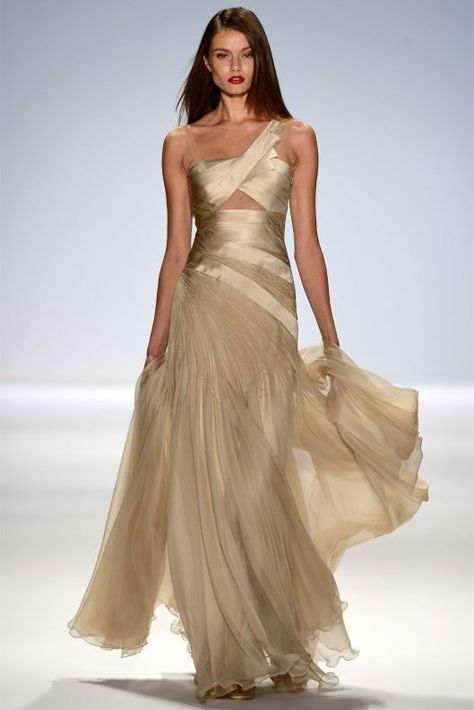 Carlos Miele, Champagne Evening Dress, Runway Fashion Couture, Hoco Dress, Runway Outfits, 파티 드레스, Disney Fairies, Prom Dress Inspiration, Runway Dresses