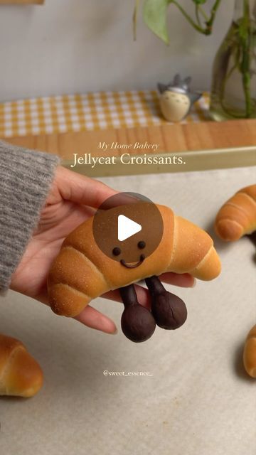 Jellycat Patisserie Paris, Jellycat Croissant, Jellycat Food, Baking Cottagecore, Aesthetic Bread, Jellycat Aesthetic, Croissant Aesthetic, Bakers Square, Butter Rolls