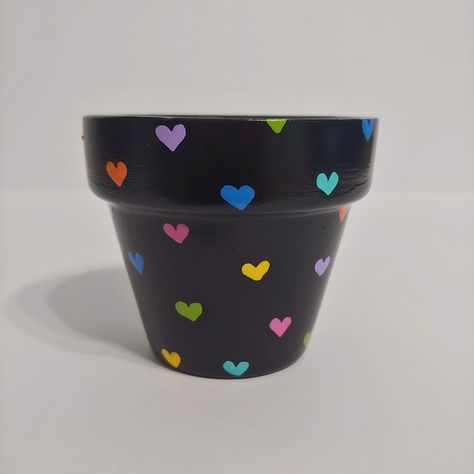 Black Painted Pots, Black Flower Pot Painting Ideas, Pot Painting Ideas Black, Cute Painted Pot Ideas, Black Pot Painting Ideas, Mini Pot Painting Ideas, Painted Pots Diy Creative, Easy Flower Pot Painting Ideas, Pot Painting Ideas Creative