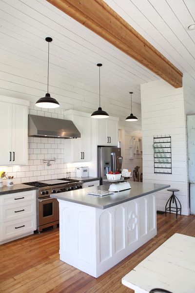 A beautiful farmhouse renovation! Joanna's Home | The Magnolia Mom Gaines Farmhouse, Modern Farmhouse Kitchen Cabinets, Joanna Gaines Farmhouse, Casa Country, Farmhouse Kitchen Island, Farmhouse Kitchen Cabinets, Farmhouse Style Kitchen, Magnolia Homes, Modern Farmhouse Kitchens