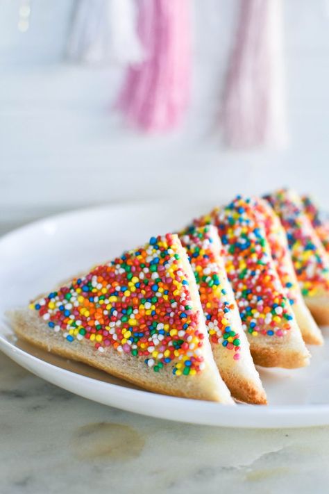 fairy bread recipe 3 Fairy Bread Recipe, Cooking Preschool, Australian Snacks, Australian Recipes, Bread Ideas, Aussie Food, Fairy Bread, Fairy Cakes, Australian Food