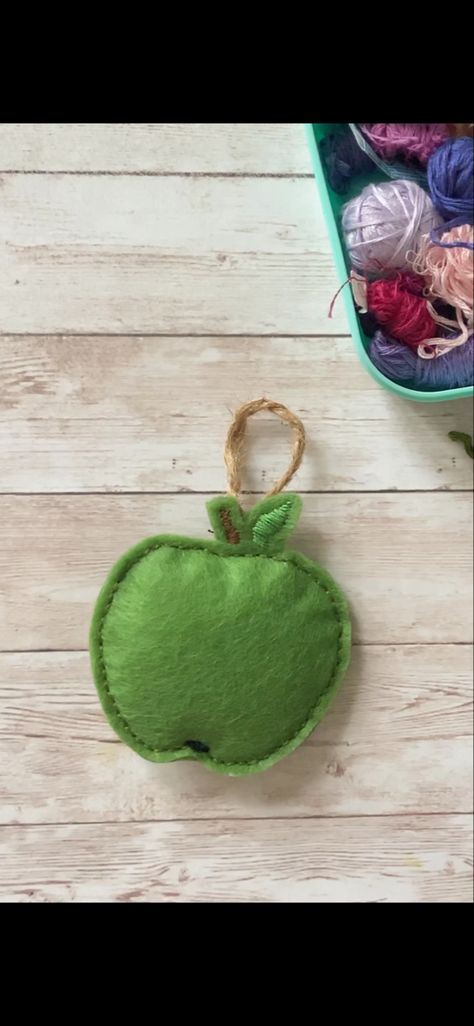 DIY / How to sew an apple out of felt / needlework at home #felt #diy #applefelt #howtodo #needlework Felt Apple Tree, Felt Apple Slices, Apple Sewing, Needle Felted Apple, Felt Apples, Stuffed Fabric Apple Pattern, Felt Apple, Apple Template, Toy For Kids