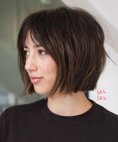 Modern Shaggy Bob with Blunt Ends Short Hair With Bangs Ideas, Long Bob With Bangs, Bob Haircuts With Bangs, Bangs Ideas, Short Bobs With Bangs, Trendy Bob Hairstyles, Short Wavy Bob, Choppy Bob Haircuts, Stylish Short Hair