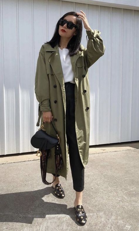 Khaki Coat Outfit, Khaki Trench Coat Outfit, Khaki Jacket Outfit, Trench Vert, Military Style Outfits, Olive Trench Coat, Trench Outfit, Khakis Outfit, Khaki Coat