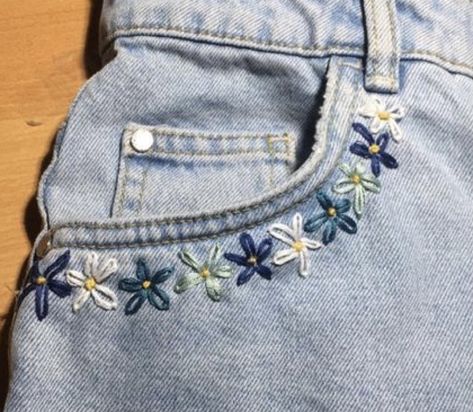 Embroidery Jeans Diy, Embroidery Stitches Beginner, Clothes Embroidery Diy, Denim Embroidery, Simple Embroidery Designs, Embroidery On Clothes, Cute Embroidery, Simple Embroidery, Sewing Embroidery Designs