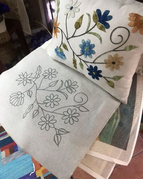 . Un Lindo Cojín Para Bordar En Tela Lo Encontrarás En Ateli - @elatelierdelbordado El Atelier Del Bor… 51E Bordado Jacobean, Cushion Embroidery, Hand Embroidery Patterns Flowers, Floral Embroidery Patterns, Hand Embroidery Videos, Basic Embroidery Stitches, Hand Embroidery Tutorial, Pola Sulam, Hand Work Embroidery