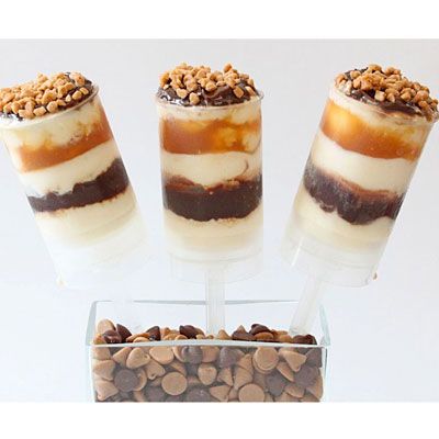 This crowd-pleasing dessert is a creamy, chocolaty, boozy, and grown-up twist on a classic childhood favorite; the push-up pop. Push Pops Recipes, Push Pop Desserts, Push Cake, Kahlua And Cream, Cake Push Pops, Push Up Pops, Push Pop, Push Pops, Frozen Cocktails