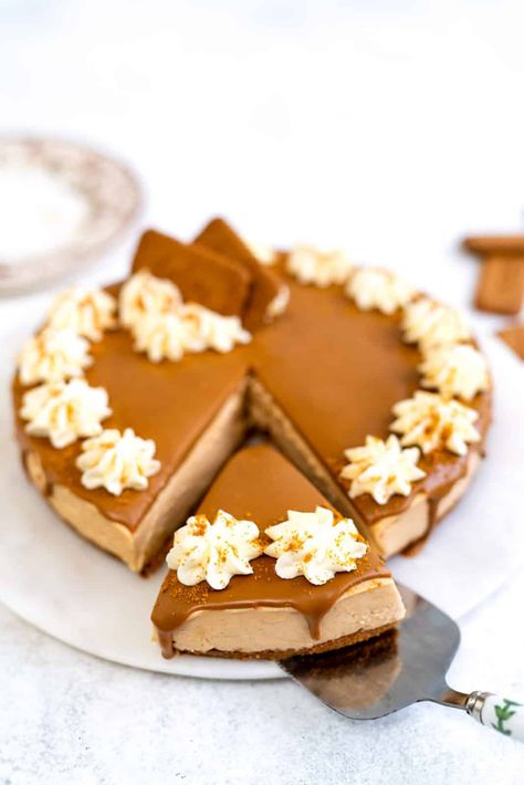 This Biscoff Cheesecake will delight Lotus Biscoff lovers! So easy to make, no bake, rich and creamy – it tastes simply a-ma-zing! #biscoff #biscoffcheesecake #nobake Lotus Biscoff Cheesecake, Cheesecake Decoration, Cheesecake No Bake, Modern Recipes, Biscoff Recipes, Biscoff Cake, Biscoff Cheesecake, Kitchen Traditional, Biscoff Cookies