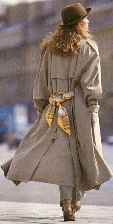 Trenchcoat Outfit, Australian Winter Fashion, Oversized Grey Sweater, Look Adidas, Silk Scarf Style, Coat Street Style, Ways To Wear A Scarf, Skandinavian Fashion, Mode Boho