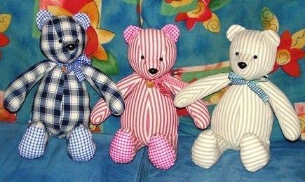 Découvrez de magnifiques tutoriels pour confectionner soi-même un ours en tissu, les tutos en images. De superbes nounours réalisés par nos blogueuses créatives.. Blog : Les lubies d'Annabelle - Voir tutoriel faire un ours Tilda Memory Bears Pattern Free, Range Pyjama, Memory Bears Pattern, Bear Patterns Free, Soft Toys Making, Handmade Stuffed Animals, Memory Bear, Fabric Toys, Teddy Bear Pattern