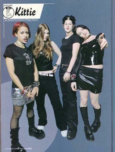 𝔱𝔯𝔞𝔤𝔦𝔠𝔱𝔢𝔢𝔫 Kittie Band, Cultura Punk, 90s Grunge Hair, Estilo Punk Rock, F Men, 90s Goth, Riot Grrrl, Black Outfits, Estilo Punk