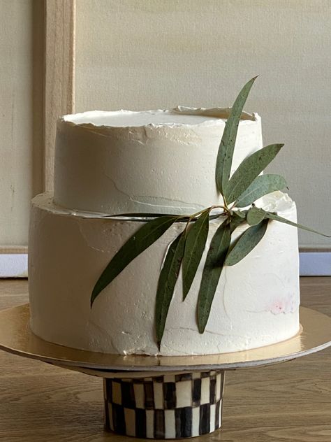 Wedding Cake Minimal, Minimalistic Wedding Cake, Cake Eucalyptus, Wedding Cake Eucalyptus, Wedding Cake Minimalist, Wedding Cake Modern, Cake Minimal, Classy Wedding Cakes, Modern Cake