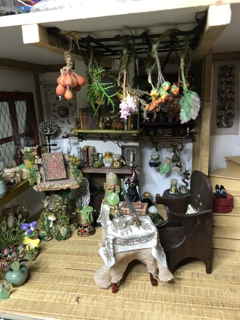 Miniature Witch Room, Miniature Witches Cottage, Fairy Kitchen, Witches Kitchen, Harry Potter Miniatures, Haunted House Diy, Room Box Miniatures, Fairy House Crafts, Witch Room