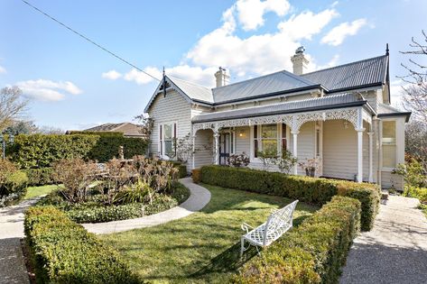 134 Vincent Street, Daylesford VIC 3460 | Domain Weatherboard Exterior, Exterior Wall Art, Elegant Villa, Queenslander House, Street Appeal, Exterior House Renovation, Weatherboard House, House Colour, Best Exterior Paint