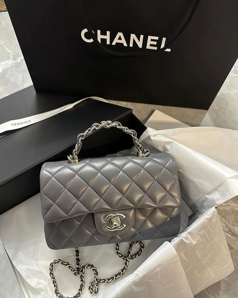 chanel Fan Page (@chanelbagcom) • Instagram photos and videos Chanel Top Handle, New Chanel Bags, Chanel Coco Handle, Chanel Classic Flap Bag, Chanel Top, Handbag Essentials, Classic Flap Bag, Rockabilly Fashion, Classic Bags