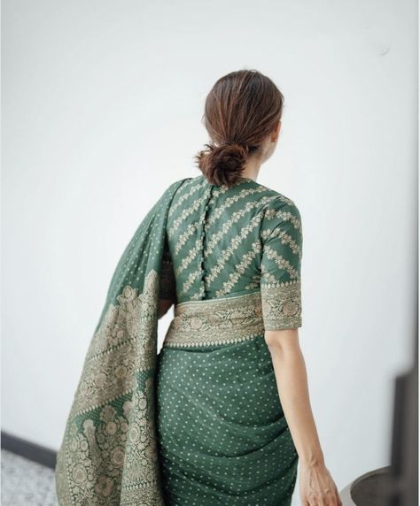 Banarasi Saree Outfit Ideas, Banarasi Sari Blouse Designs, Katan Saree Blouse Design, Benares Blouse Designs, Professional Blouse Designs, Banarasi Outfit Ideas, Green Saree Blouse Designs, Banarsi Blouse Design, Banarsi Saree Blouse Design