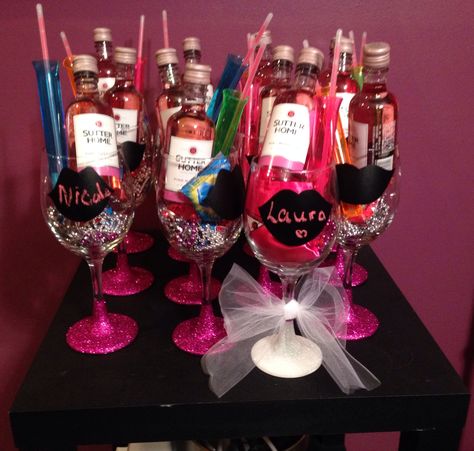 Pink Bachelorette party glitter wine glass party favors with chalkboard vinyl Wedding Favors Wine Glasses, Cheap Bachelorette Party Favors, Pink Favors, Cheap Bachelorette Party, Champagne Wedding Favors, Wine Glass Favors, Bachelorette Wine, Glitter Decorations, Wine Bachelorette