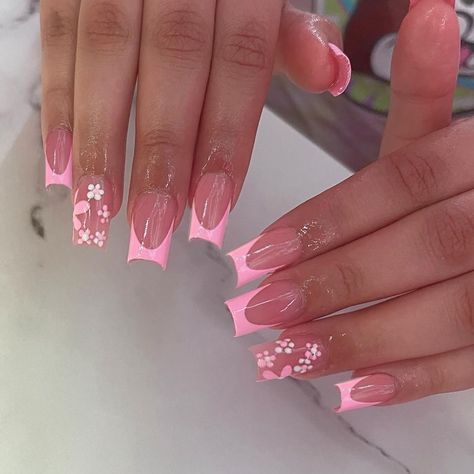 Light Pink Nails Acrylic With Glitter, Spring Nails Medium Square, Cute Pink Design Nails, Light Pink And White French Tip Nails, Spring Shorties Nails, Cute Summer Nails Flowers, Summer Nails Pink Flower, Shorties Nails Square Spring, Pink Nails With Design Ideas