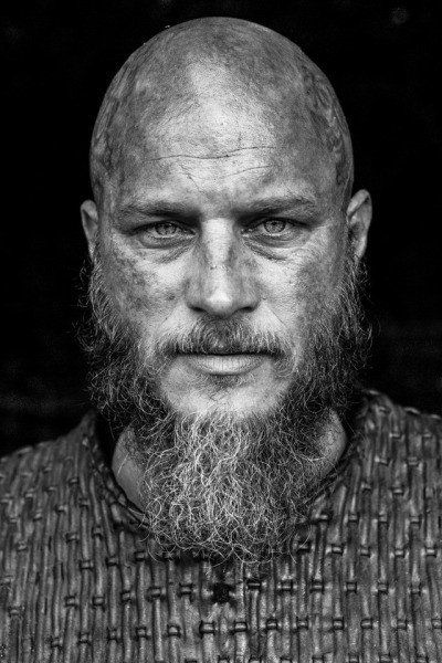 Ragnar Vikings, Viking Berserker, Vikings Travis Fimmel, Viking Wallpaper, Ragnar Lothbrok Vikings, King Ragnar, Viking Series, Viking Shop, Vikings Tv Show